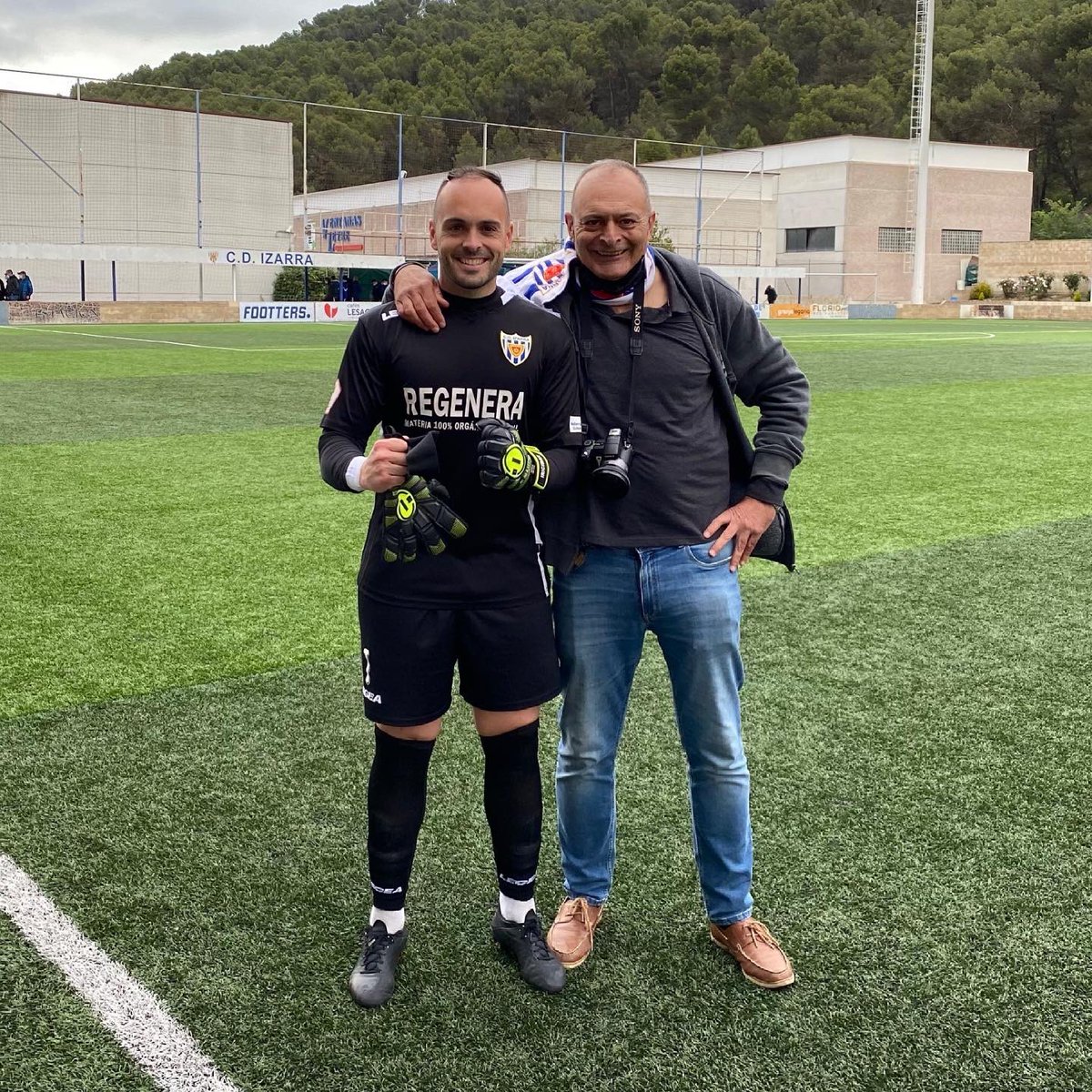 julio_julio1's tweet photo. FELIZ 😀✅
Solo nosotros sabemos los momentos difíciles que hemos pasado, pero con esfuerzo y sacrificio los resultados siempre acaban llegando 👊🏽 🧤
No sabemos lo que deparará la temporada que viene pero siempre .. #LoMejorEstáPorLLegar 💭
#EquipoDe3 💙🤍
#LosIricibar 🐅 https://t.co/mbf3onNUQv