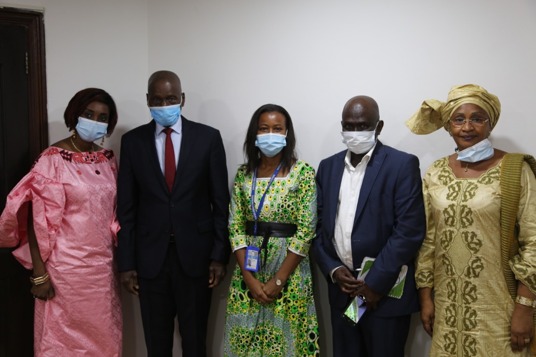 En entretien avec Mme Haoua Sienta, Directrice pays du @IFADfrancais pour la #Guinée, nous avons échangé sur la contribution de la Guinée à la reconstitution des ressources du #FIDA12 et la nomination d'un représentant pays en charge de la lutte contre la fraude et la corruption.