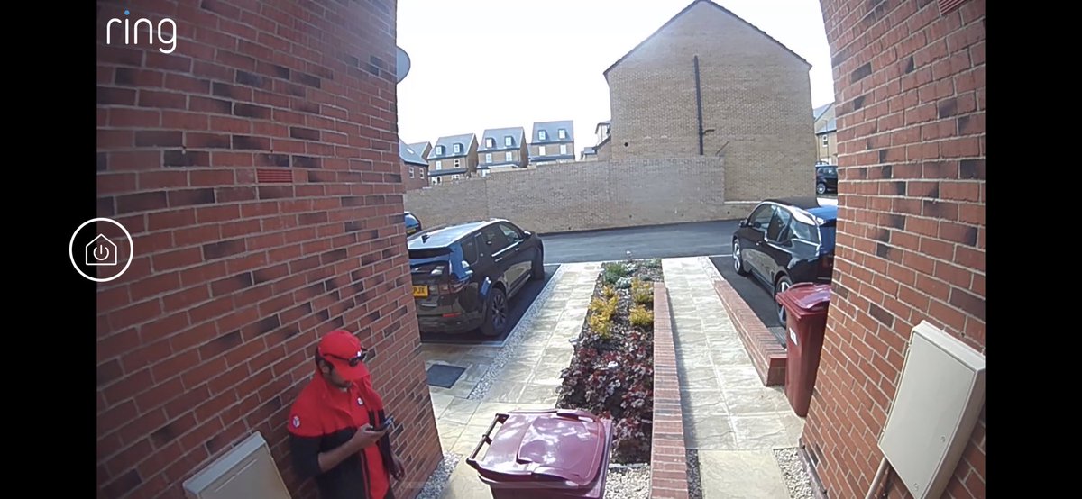 BecciSmith85's tweet photo. When you get a ring alert that someone’s at the side of your house and it’s @DPDgroup_news delivering your @HelloFreshUK and not even attempting to knock... despite being in., there’s even both cars on the drive! https://t.co/FUD9f4qw88