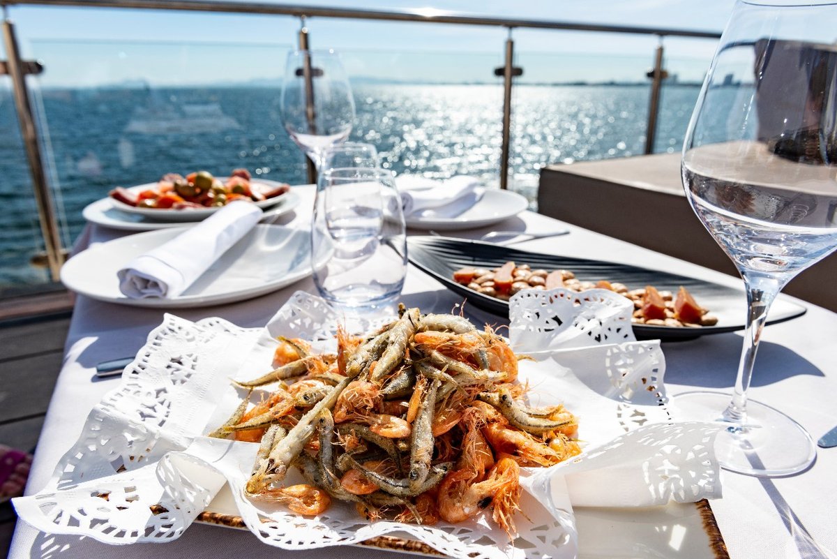 Una fritura de pescado junto al mar, las olas de fondo y el sol ☀️. Planazo.

#1001Saboresrm #RegióndeMurcia