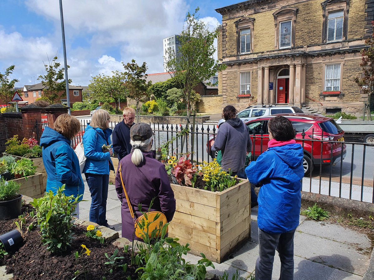 Lovely 2 days planting the golden thread garden theme at #Waterloo Community Centre🌻🏵☀️ and lots of veg round the back 🥬🍅🥔 thanks to all who took part & @B4Biodiversity 🤗  @seftoncouncil @HealthySefton @SeftonCVS @PauletteLappin @FoWSG1 @Seftonhour #L22 #communitygarden
