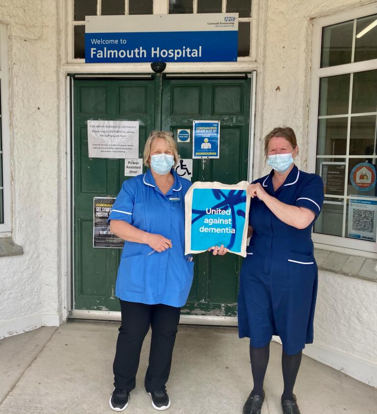 Delivering dementia info packs to all the com hosps. More training for the whole workforce to follow. This is the brilliant ward manager Jan! #DAW2021 <a href="/alzheimerssoc/">Alzheimer's Society</a> <a href="/RCHTFallsand3Ds/">RCHT Falls Dementia, Delirium and Depression</a> @CftEducator <a href="/CornwallFT/">Cornwall Partnership NHS Foundation Trust</a> <a href="/SamanthaChild15/">Samantha Childs</a> <a href="/gp_kernow/">AllisonHibbert🍊</a>