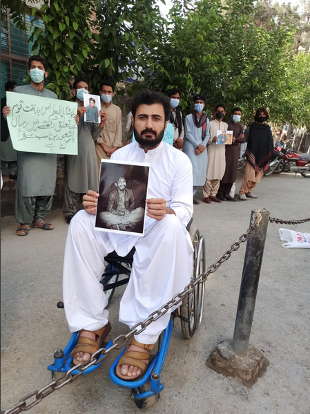 Zara_Baloch26's tweet photo. آئے روز بلوچوں کی جبری گمشدگیاں بڑھتی جارہی ہیں
بلوچ طلبا کو جبری طور پر لاپتہ کرنا بلوچوں کوتاریکیوں میں دھکیلنا ہے. 
#SaveBalochStudents https://t.co/78v4ABNJa4