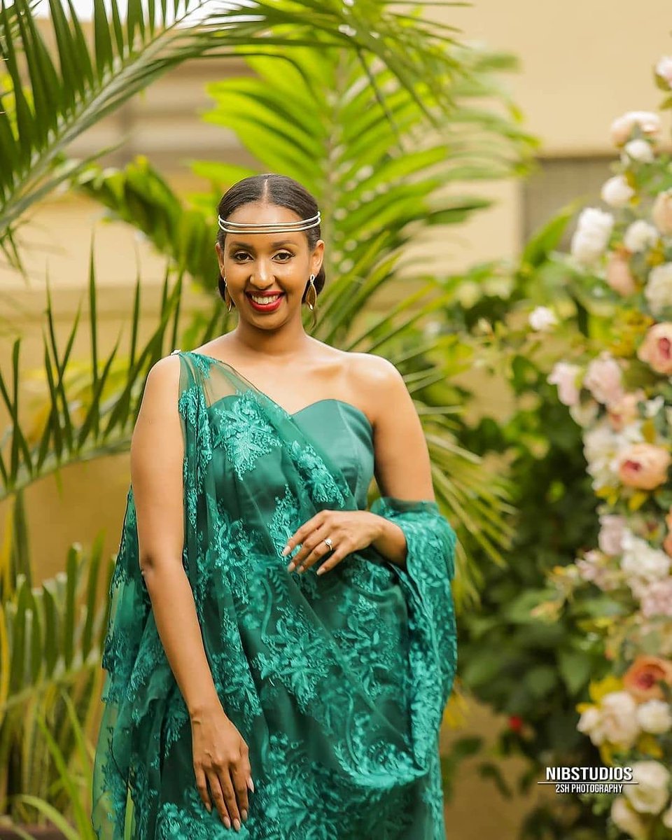 RwandanWedding's tweet photo. Green Mushanana For the Bride The Bride Molly
Makeup @fashionfreak23 Photography @NIBStudios
#rwandanwedding #rwbride https://t.co/Oj9osLM8yP