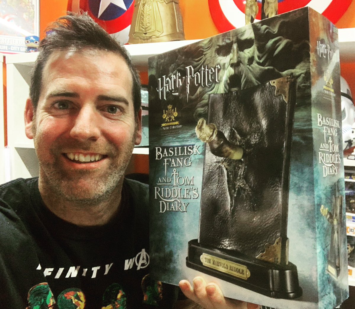 frikipolis's tweet photo. Tom Marvolo Riddle estás perdido😬
⠀
De nuevo en @frikipolis el Diario de Tom Riddle, ¿preparad@s para abrir la Cámara de los Secretos?😱👇
https://t.co/7r5Yq3yK14
#diariotomriddle #tomriddle #harrypotter #noblecollectionharrypotter #noblecollection https://t.co/fgB3Uvh4MU