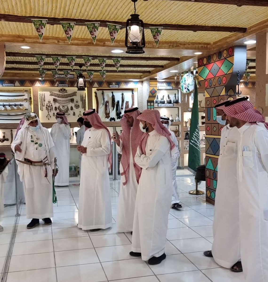 DeerahMuseum's tweet photo. عدد من #رجال_الاعمال في زيارة ل #متحف_الديرة من بينهم #عبدالاله_العسكر، المهندس #بندر_الحميضي @BAlhomaidhi ، الشيخ #صالح_الشريم ، الاستاذ #احمد_المحسن
وكان في استقبالهم رئيس بلدية #المندق المهندس سعيد غرم الله
مرحبا الف في متحف الديرة 🌹🌹
#الباحة
#المندق
#السياحة_السعودية https://t.co/UTFO8bolVN