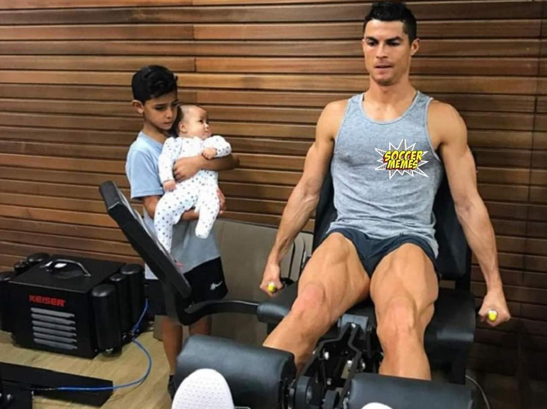 FootballFunnnys's tweet image. - Dad, I&apos;m tired of taking care of my brother.
- Look son, 240kg in leg extension. I&apos;m GOD.
- I&apos;m hungry dad.
- I&apos;m handsome.