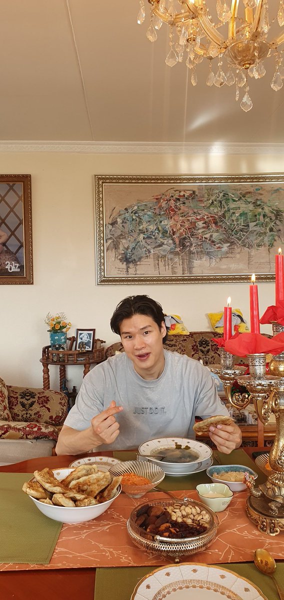 Тууштай, хөдөлмөрч, ухаалаг дүүдээ халгайтай хуушуур хийж өгөөд хайр нэмчлээ❤

Ухаалаг гэснээс Б.Баттөр маань 1-р сургууль төгссөн ба конкурсдээ 785 оноо авч (max 800) CЭЗДС-д орж, төгссөн 👍😊