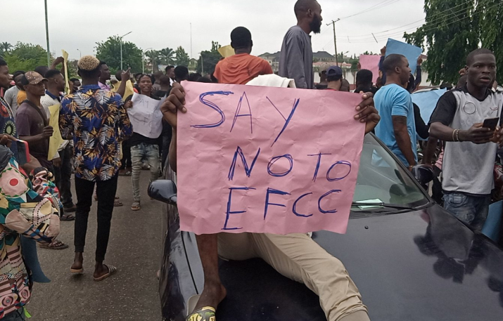 MobilePunch's tweet photo. PHOTOS: Suspected Internet Fraudsters Protest EFCC’s Raid In Osogbo https://t.co/FkblT8Rkka