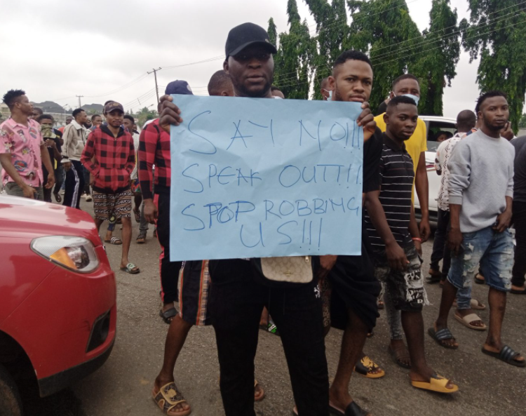 MobilePunch's tweet photo. PHOTOS: Suspected Internet Fraudsters Protest EFCC’s Raid In Osogbo https://t.co/FkblT8Rkka