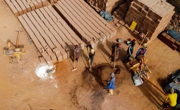 ALIOUFA48283024's tweet photo. Des architectes abandonnent le béton pour la terre et renouent avec les techniques anciennes 
➡️Objectifs : réduire la pollution des cimenteries et de la production d’électricité et garder les gens au frais
#Senegal #Environnement 
@senegal0dechet @senecoattitude https://t.co/l6pYpS3Kvx