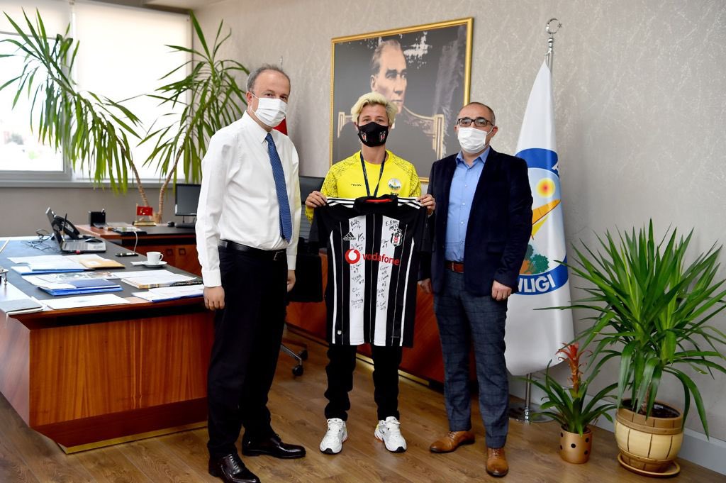 Kadın Futbol Milli Takımı ve Beşiktaş Kadın Futbol Takımı'ndaki başarılarıyla göğsümüzü kabartan çalışma arkadaşım Esra Erol çok kıymetli bir hediye ile ziyaretimize geldi.