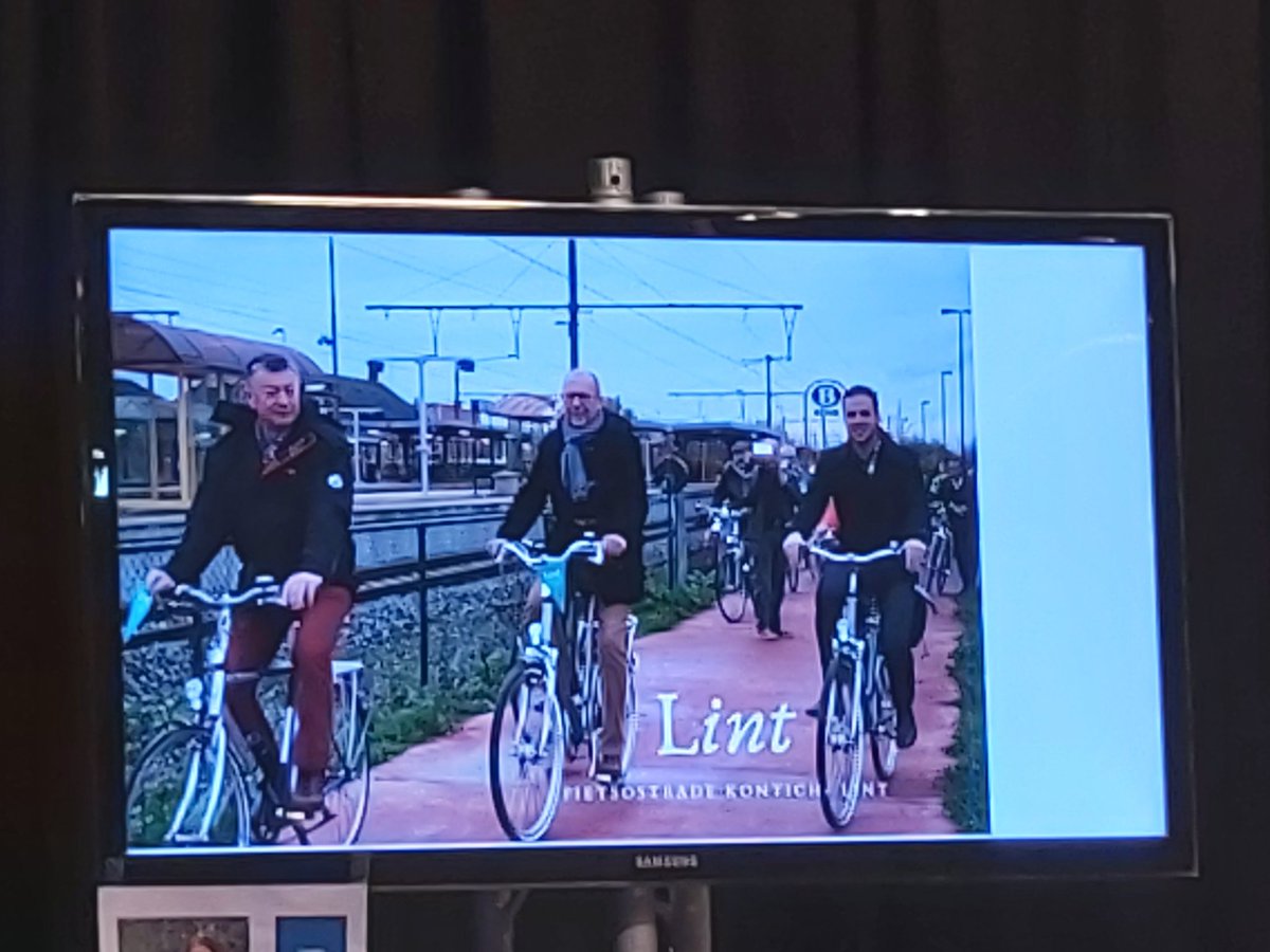 ChrisBrouwers1's tweet photo. Heel erg bedankt aan de gemeenten van het hipste #vaccinatiecentrum #ZORA in de #AEDStudios & hun vrijwilligers voor de superprofessionele aanpak! Grappig: in de wachtruimte komen de #fietsostrades #F11 en #F16 @prov_antwerpen in beeld. Geen ontsnappen aan... π
https://t.co/aeay1RbV8K