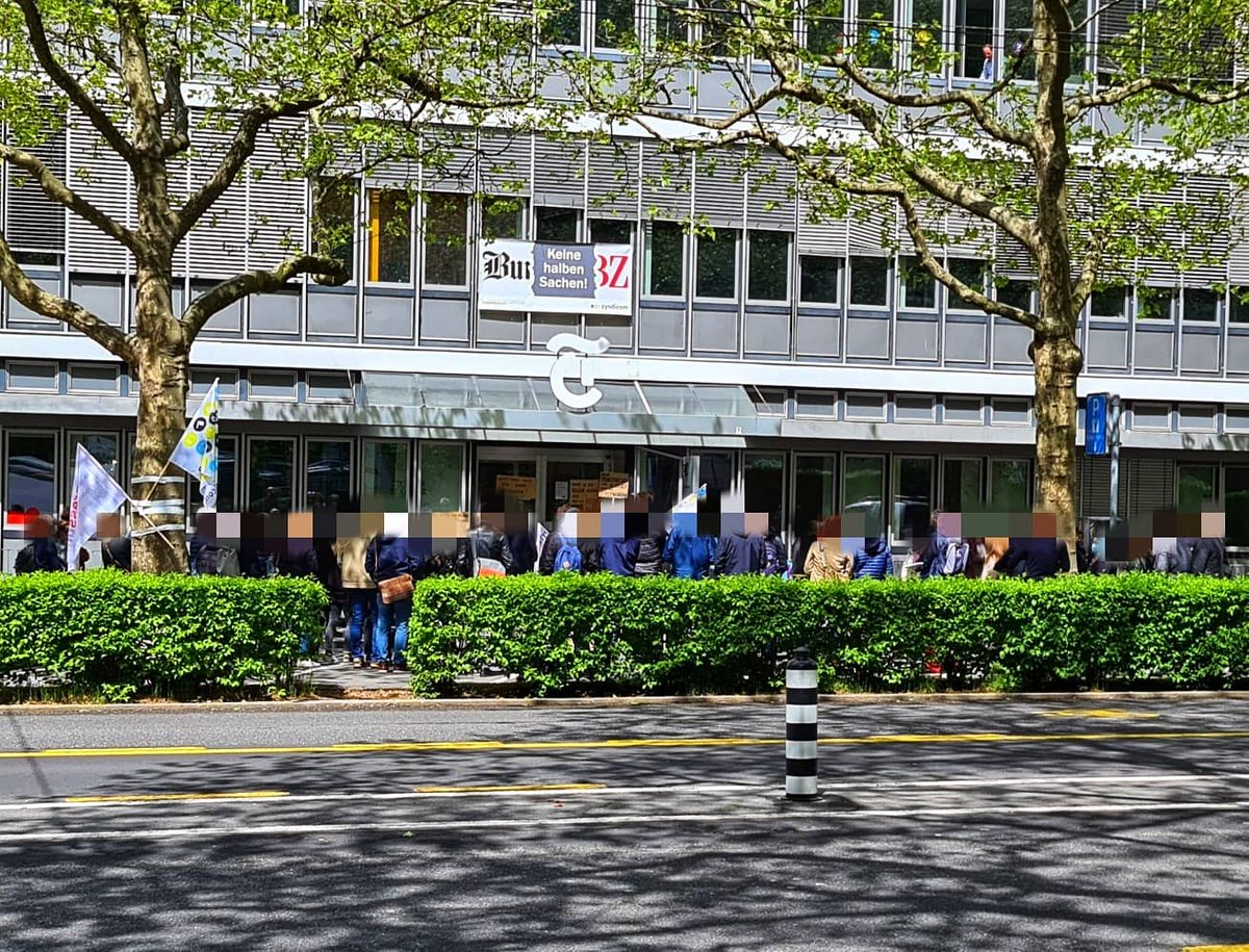 edi_schwarz's tweet photo. Protestaktion der Belegschaft vom Bund und der BZ heute vor dem Redaktionsgebäude. Forderungen lauteten u.a. Würdigung der Arbeit und damit verbunden Minimierung des Stellenabbaus und einen fairen Sozialplan. #bern https://t.co/4tkofc6L1f