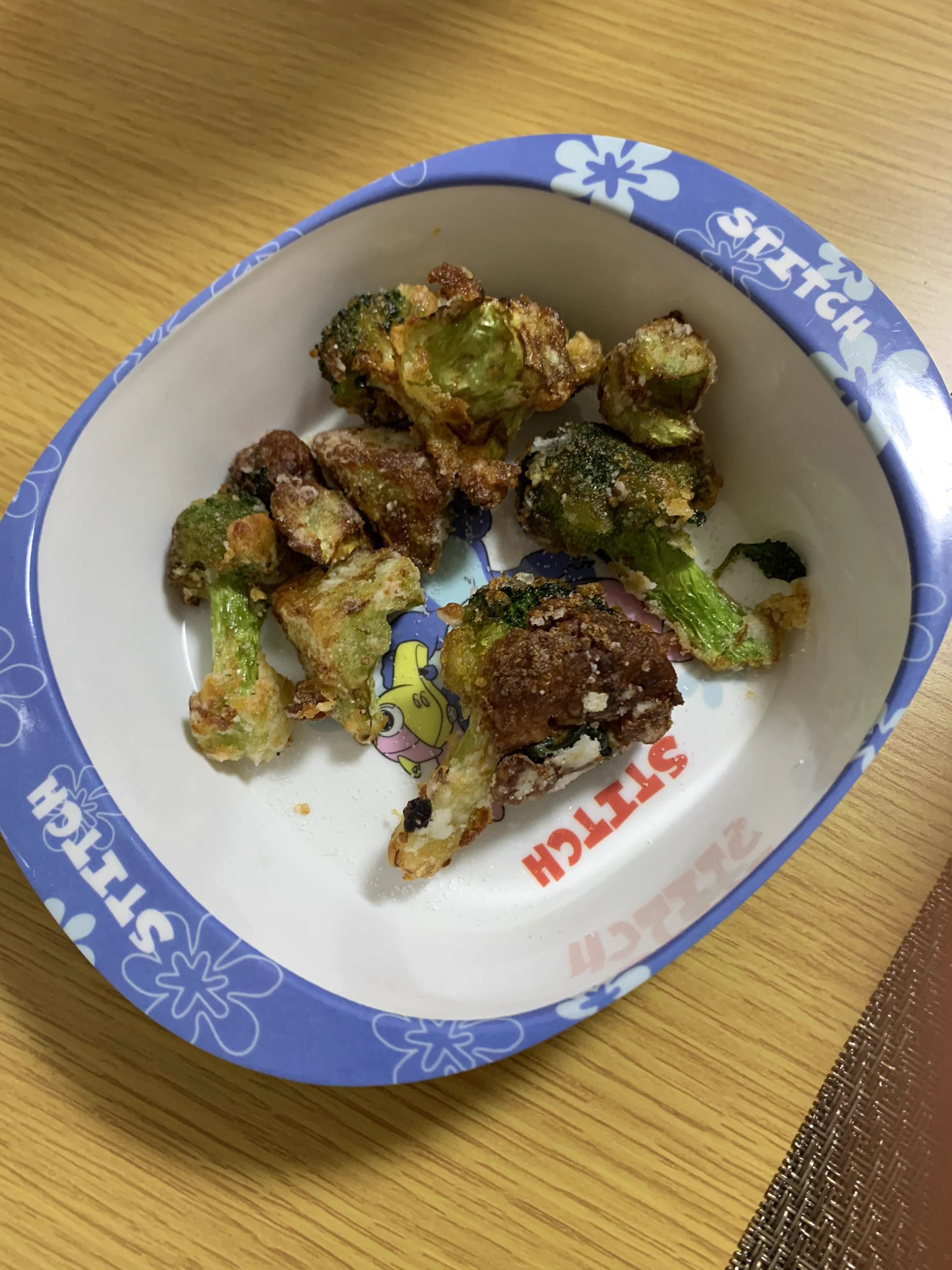 見た目ゴミみたいな感じになっちゃったけど塩ふって食べたら美味すぎた。
ブロッコリーの甘みが旨さを引き立たせてる  by妻
#リュウジのバズレシピ  