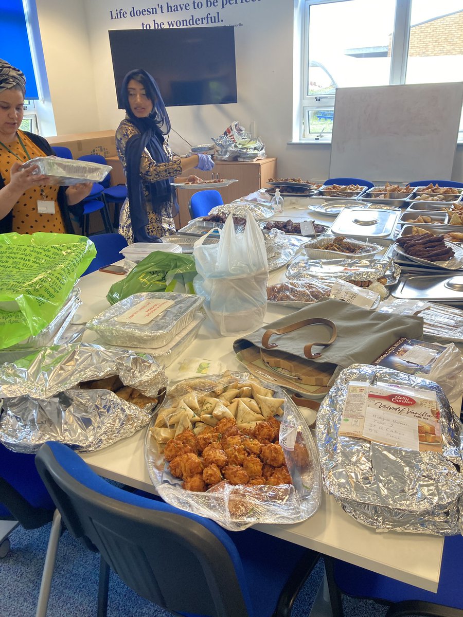 d_khpa's tweet photo. The generosity of the Muslim community is beyond words #community #eid @KingsHeathPri @KhpaPrincipal #foodtasting #together https://t.co/uqTwrIe0s5