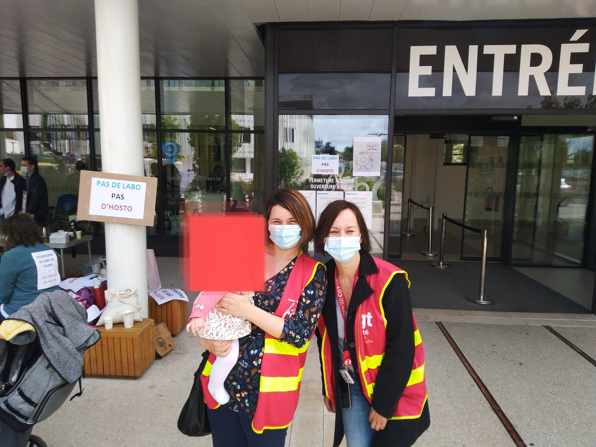 EtienneUn's tweet photo. Petit moment fraternel en soutien aux techniciens de laboratoire en grève à l'hôpital Nord-Ouest ce mardi matin en étant moi-même en grève dans l'énergie.
#REDISNOTDEAD https://t.co/SKf6G4BHGF