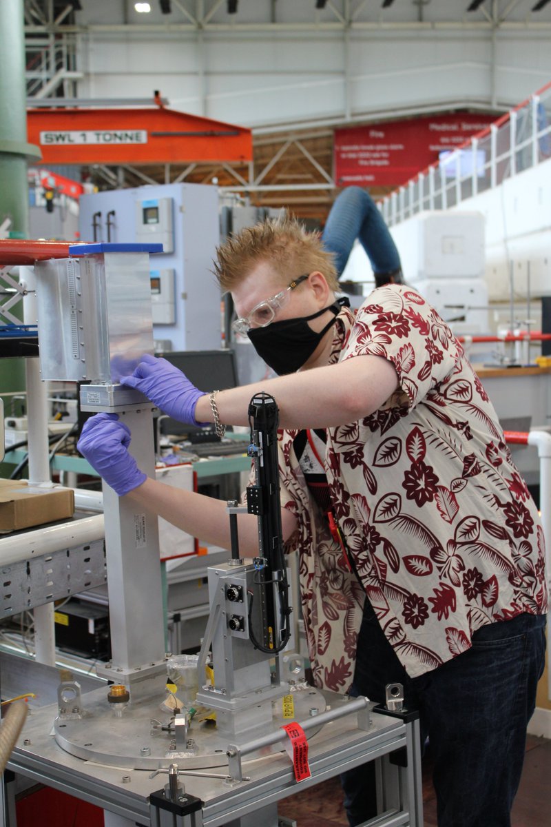 isisneutronmuon's tweet photo. Ross from @Prof_DHGregory's group @UofGChem is working with Ron to build a new sample environment on Polaris to test their thermoelectric materials in the neutron beam whilst they're being microwaved! https://t.co/MwEH2y3Xr6