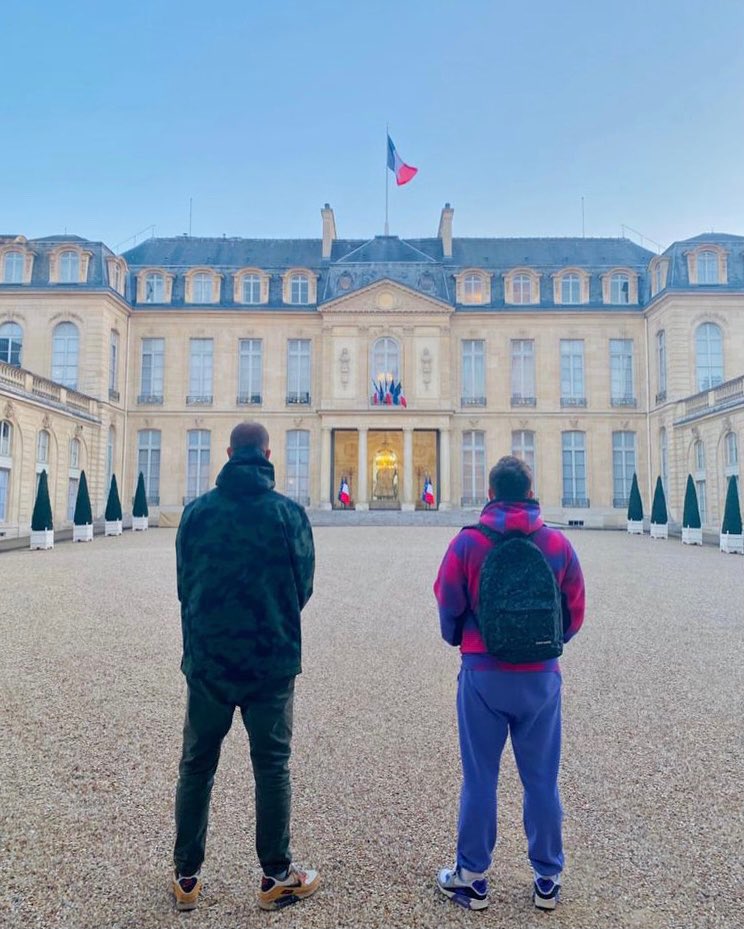 📹 FLASH - "C’est dans la boîte" : McFly et Carlito ont terminé le tournage de leur vidéo "concours d’anecdotes" avec Emmanuel #Macron à l’Élysée. (via @Raphael_Carlier) #McFly #Carlito