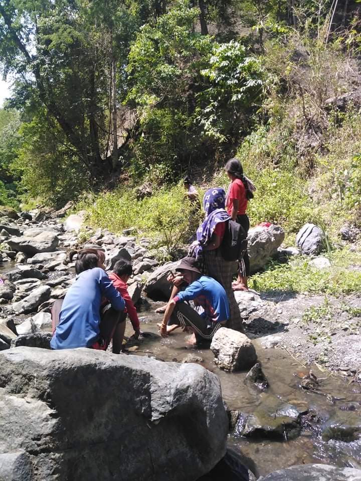 HanLay76523318's tweet photo. 🔴IN #MINDAT:As water supply cut off since last night, civilians from #Mindat are struggling for drinking water.Terrorists (Military Juntas) are waiting and sniping at civilians who are bringing water from 9th miles and the staff helping them.
#WhatsHappeningInMyanmar
#May18Coup https://t.co/29zxpZZBTU