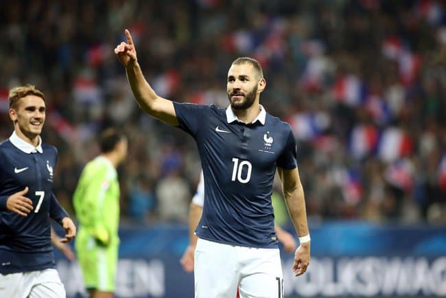 BFMTV's tweet image. Karim Benzema, 33 ans

🇫🇷 81 sélections
⚽ 27 buts

📅 8 octobre 2015, dernier match avec les Bleus

▶ Il devrait figurer ce soir dans la liste de Deschamps pour disputer l’Euro rmcsport.bfmtv.com/football/euro/…