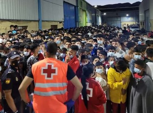 jpurias's tweet photo. Marruecos empuja a sus niños al mar. Sin piedad.
Por intereses políticos, lanza a los más pobres fuera del país, a buscarse el pan.
Hay que ser malnacido -a un lado u otro de la frontera- para llamarlos invasión o incitar al odio contra ellos.
Yo estaré siempre con las víctimas. https://t.co/iSOAFnrcnN