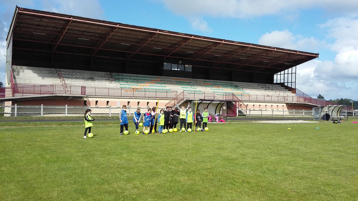 JpFerte's tweet photo. 1ère séance du cycle foot pour les CP et pour les CE1
Conduite de balle, passement de jambes, slalom, petits matchs, ...
Merci à la ⁦@JBagnoles⁩ #generation2024 https://t.co/z3baDd7ov4