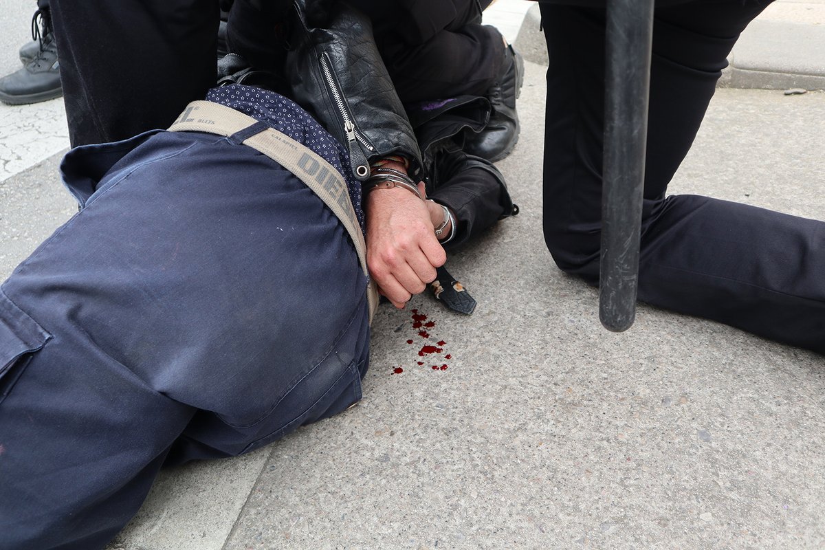 elsetembre's tweet photo. Càrrega policial després del mantellament dels jocs infantils de la plaça de la Noguera de Vic
▶️ Més policia que manifestants per protegir el desmantellament dels jocs infantils
▶️ La protesta ha acabat amb cops i empents d'alguns agents contra el veïnat
https://t.co/enlnnNAKn6 https://t.co/W6lT8NdHBM