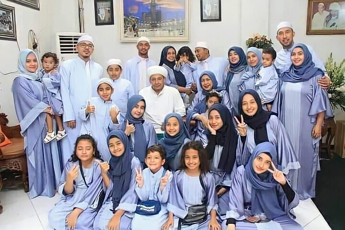 CARA NIRAKATI ANAK AGAR HEBAT

Oleh Habib Lutfi bin Yahya

Pesan ulama-ulama sepuh dulu, kalau ingin punya anak yang Hebat dan Berkah, orang tua terutama ibunya harus mau tirakat. Berikut anjuran nirakati anak :