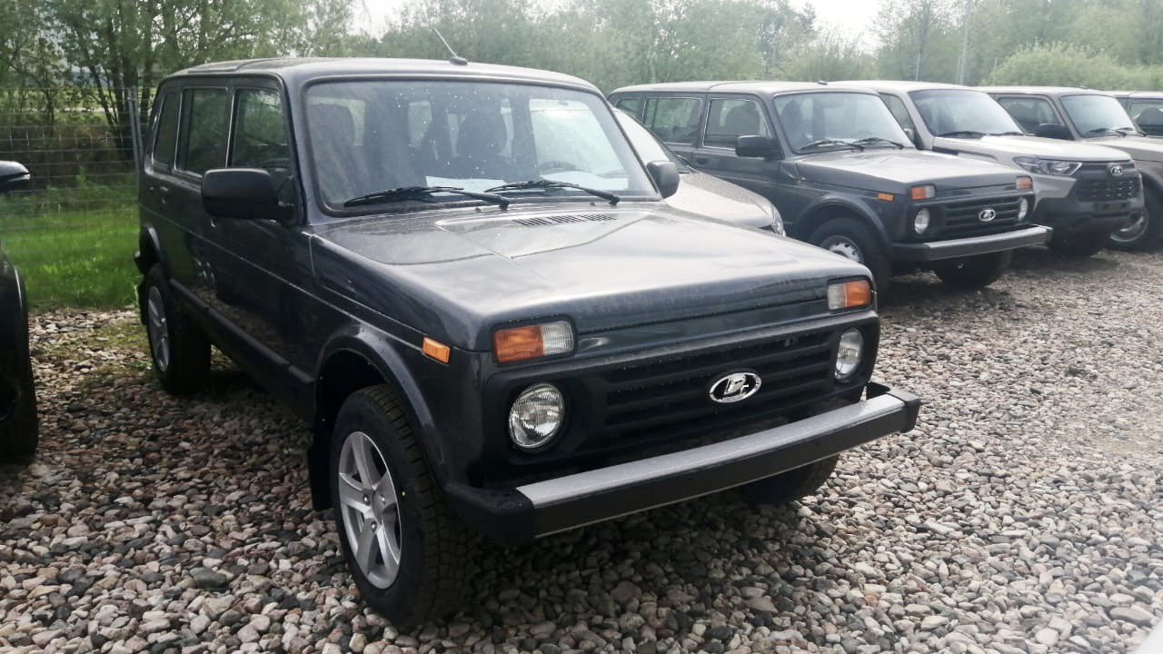 ルパルナス どんどんやって来ます 追加入荷速報 7月納車可 21年 新車 ラーダニーヴァレジェンド 5ドア Luxe ガンメタ 1台確保 5ドアは生産終了 諸費用消費税オールイン乗り出し3万円 ラーダ ロシア車 自衛隊 ラーダニーヴァ ラーダニーバ