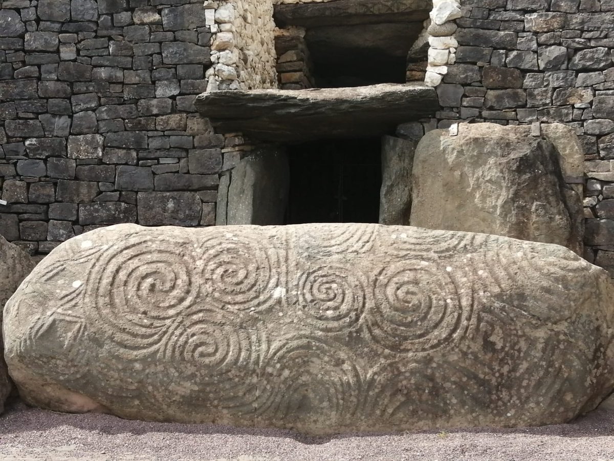 brunaboinneOPW's tweet image. The Entrance Stone at Newgrange is regarded as one of the masterpieces of European Neolithic art. The stone was carved in situ before the kerbstones on either side were placed in position. The line at the bottom of the stone indicates the ground level in the Neolithic. 📷 Lisa