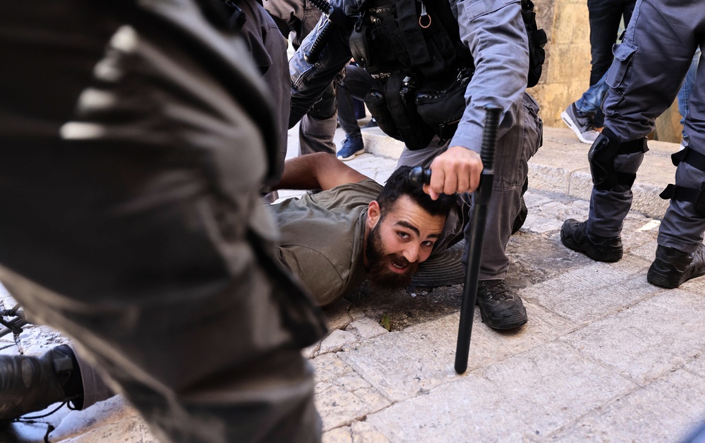 عبري الحدث (@ibri_event) on Twitter photo #صورة قبل قليل.. ابتسامة فلسطيني خلال اعتقاله من قوات الاحتلال في منطقة باب العامود بالقدس. #صورة قبل قليل.. ابتسامة فلسطيني خلال اعتقاله من قوات الاحتلال في منطقة باب العامود بالقدس.