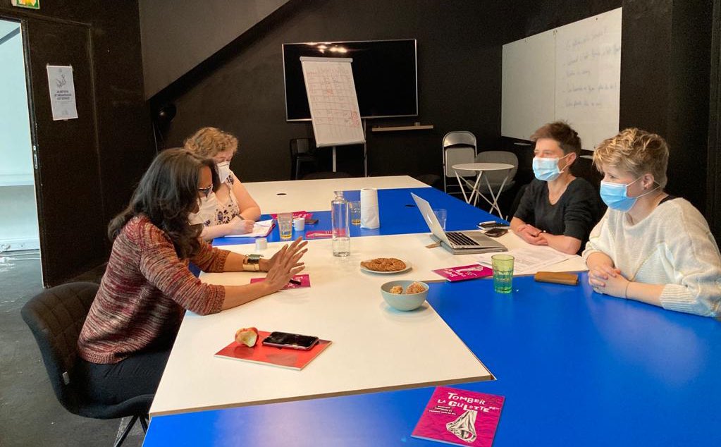 AudreyPulvar's tweet photo. Rencontre au QG d’@idf_encommun, avec l’association TomberLaCulotte, dont nous soutenons l’action de défense des droits des lesbiennes et d’information sur leur santé sexuelle, l’accompagnement psychologique des jeunes, la lutte contre les discriminations... #LoveIsLove #2bis 🏳️⚧️ https://t.co/0Ke3VYfpf1