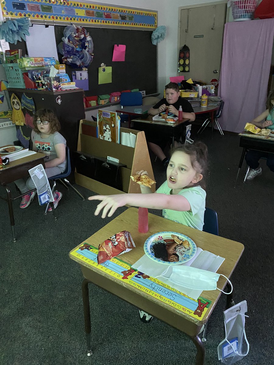 kperkowski121's tweet photo. Woohoooo! Pizza partayyyy today! 🍕🥳 pizza, side of chips, and a refreshing drink! Great job for being RESPONSIBLE, RESPECTFUL, SAFE, and PROUD! 🤩  #PetersProud https://t.co/dihjN8Bgmw