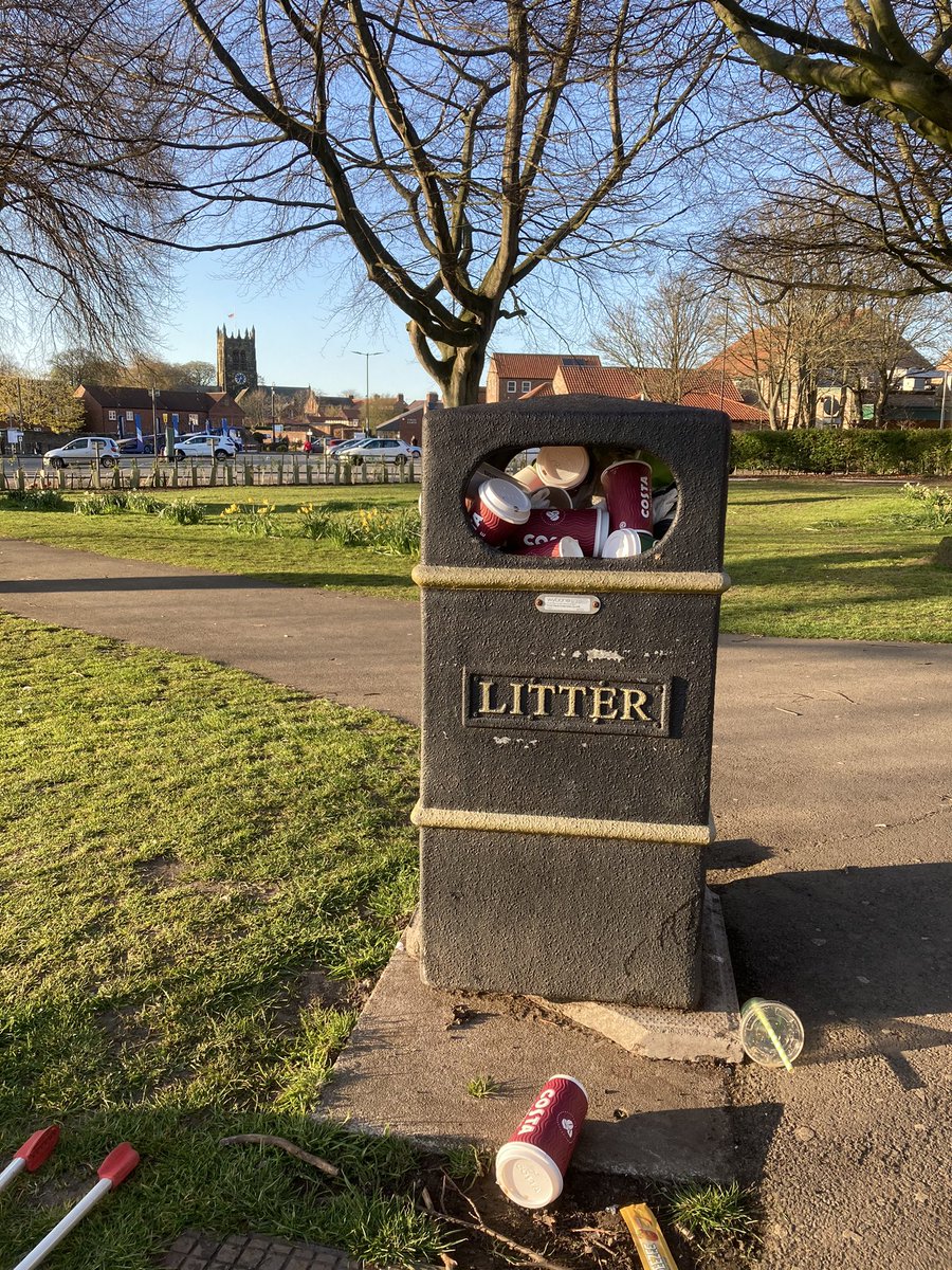 hambletonwomble's tweet photo. COFFEE CUPS! 🥤🧋
This could be nearly anywhere in the UK. 🤔
How many are we getting through in the UK alone? 😓
What can we do folks to try and improve this? I don’t want this to become the new norm 😡😓
Please help!
@CostaCoffee @Starbucks @GreggsOfficial @CaffeNero_US https://t.co/eJZ5kQJlu0