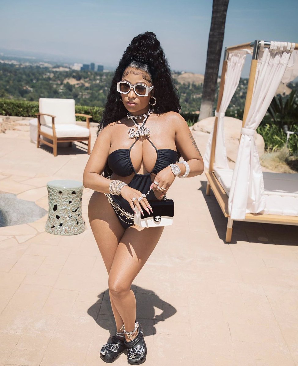 RunninWithIt's tweet photo. This takeover of your timeline is brought to you by #STREAMSEEINGGREEN!!! #QUEENOFRAP #YOUNGMONEY #BEAMMEUPSCOTTY #SEEINGGREEN https://t.co/O0yxn91h1B