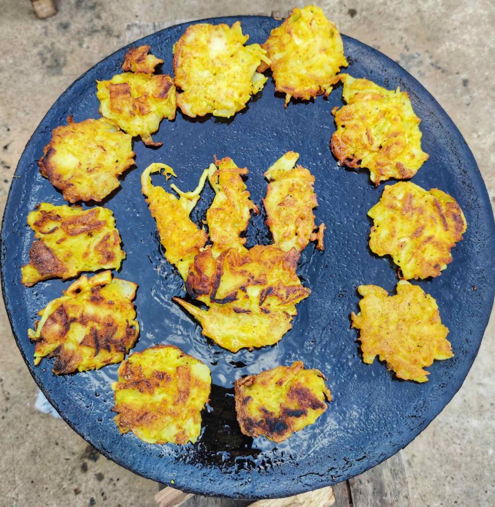 rachelsg4's tweet photo. Civilians in Hopone Tsp staged an anti-coup protest using homemade snacks. Protesters are always finding creative ways to oppose Junta. #May18Coup #CrimesAgainstHumanity #WhatsHappeningInMyanmar https://t.co/cW1gsljsFW