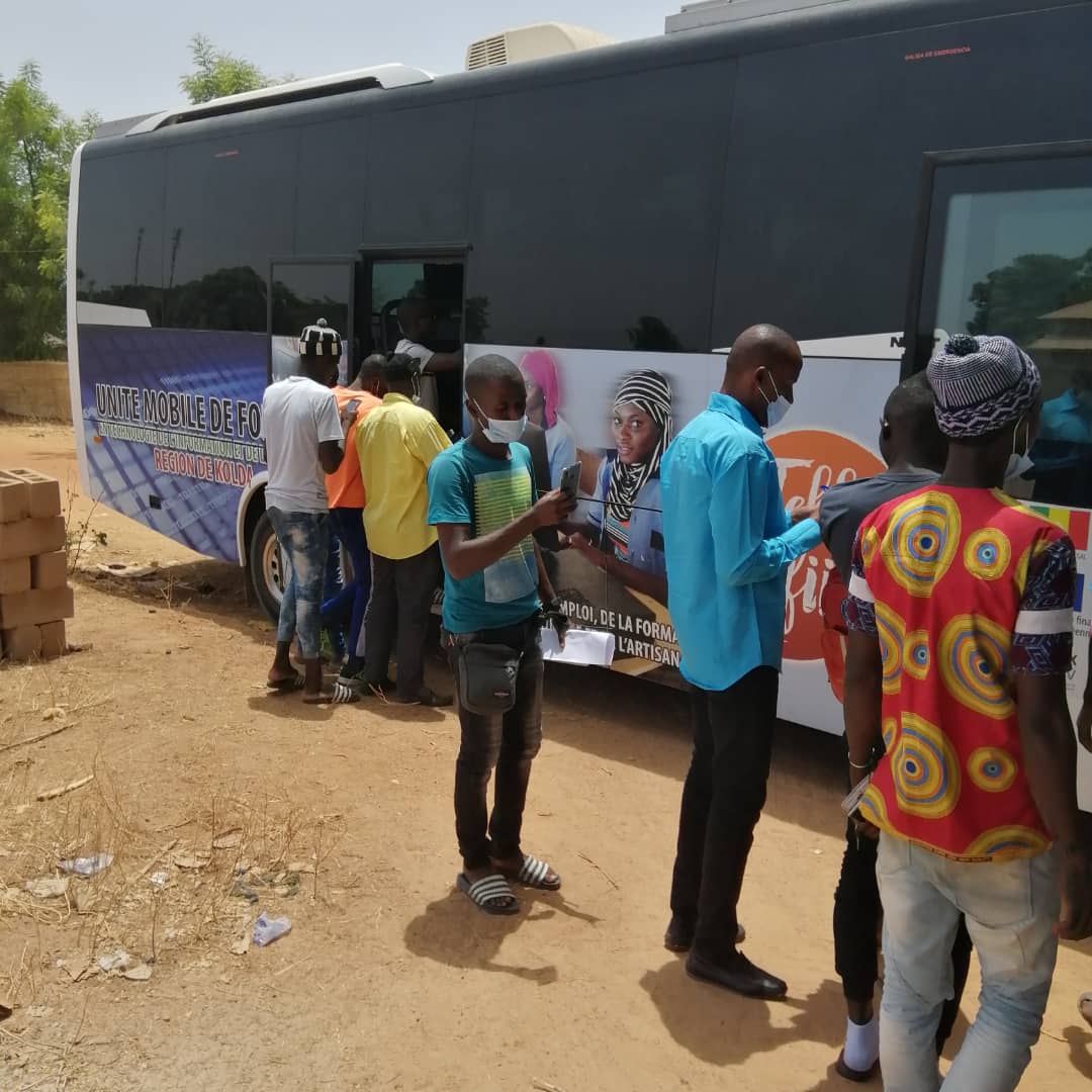 FITSenegal's tweet photo. Visite du bus de formation en informatique et TIC du Lycée Technique de Kolda. Le bus est totalement équipé et peut accueillir jusqu'à 14 apprenants pour des sessions.
@UEauSenegal @Adepme @BMNSenegal @pacersen1 @Gret_ONG @ANPEJ_Emploi #LuxDev #Acrasenegal #MEFPAI #Acefop https://t.co/dL08xZ5E8R