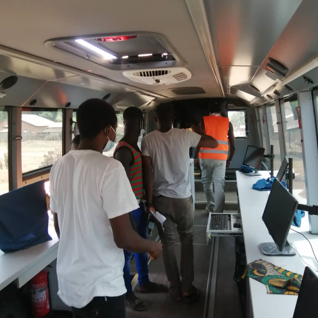 FITSenegal's tweet photo. Visite du bus de formation en informatique et TIC du Lycée Technique de Kolda. Le bus est totalement équipé et peut accueillir jusqu'à 14 apprenants pour des sessions.
@UEauSenegal @Adepme @BMNSenegal @pacersen1 @Gret_ONG @ANPEJ_Emploi #LuxDev #Acrasenegal #MEFPAI #Acefop https://t.co/dL08xZ5E8R