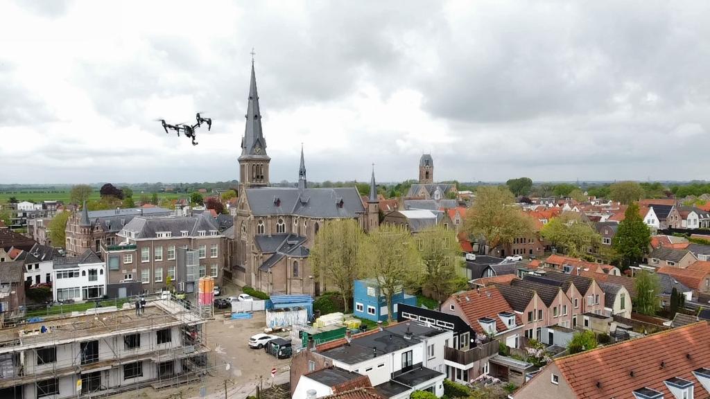 Wist je dat onze #cameramensen de juiste papieren hebben om met de drone mooie beelden te maken. Dit is super waardevol voor bijna alle producties. Vind jij #dronebeelden ook zo gaaf? 😁 

bit.ly/3v2Bpxq