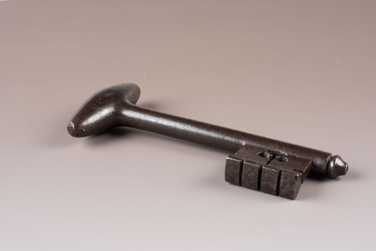 MountVernon's tweet image. Happy #InternationalMuseumDay! DYK @MountVernon has approximately 9,500 objects in its museum collection, many of which you can view online? Explore the collection today at bit.ly/3eSAgU0, and tell us what some of your favorite Mount Vernon museum objects are! #IMD2021