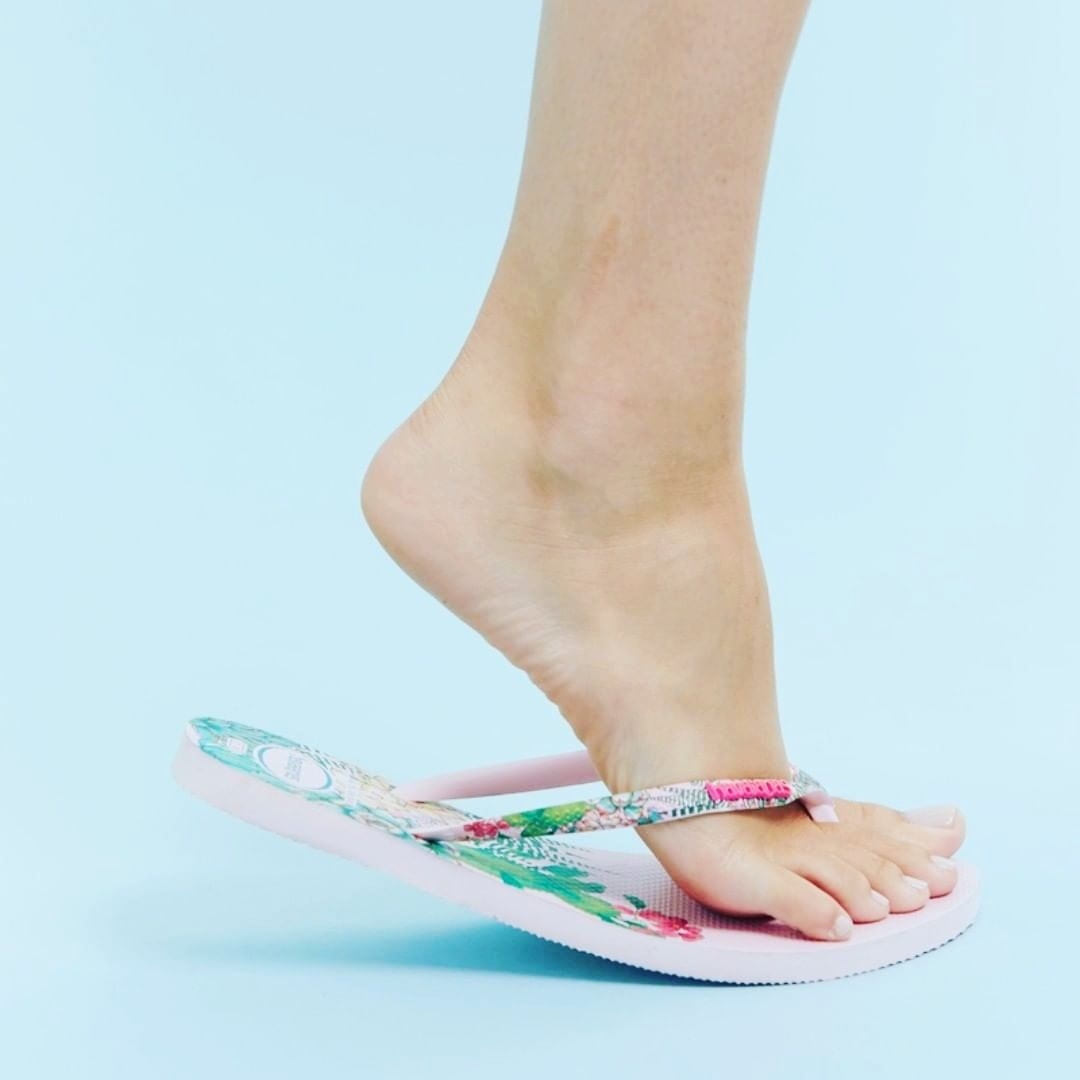 🌺🌹 A floral dream 🌼🌸
.
.
.
#LetsSummer #I❤️Havaianas #HavaianasSA #MadeinBrazil #HavaianasMoment #flipflops #alwayssummer #floraldream #floraldaze #floral #tropicalescape