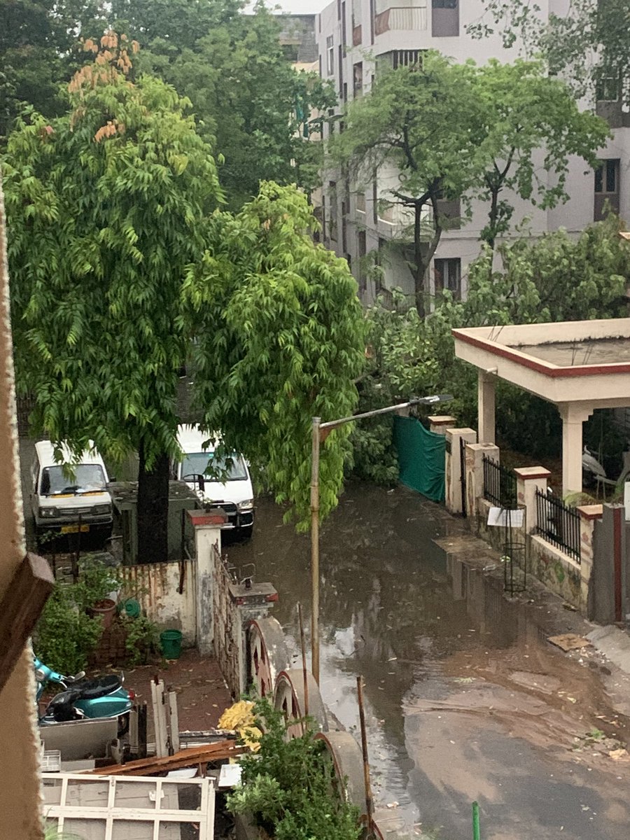9a32f2877b46496's tweet photo. #CycloneTauktae UPDATE
18/5/21- @NDRFHQ
#RestoringNormalcy
#SERVICEwithCARE🙏🏻
🔸#NDRF
🔸Parimal hospital, maninagar Ahmedabad, Gujarat
🔸Road clearance NEAR HOSPITAL both side blocked
NEEDS HELP
@PMOIndia @HMOIndia @PIBHomeAffairs @BhallaAjay26 @ANI @PIBAhmedabad https://t.co/0MJyjGjC6X