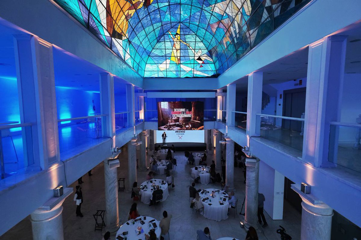 El mejor embajador de un lugar es aquel que ha sido feliz en él. Eso pretende el menú del V Centenario de la I Vuelta al Mundo.

Un asombroso y exquisito recetario formado por 52 platos e inspirados en la hazaña de Magallanes y Elcano, obra de <a href="/julio_abantal/">julio fdez.quintero</a>.

#MenúVCentenario