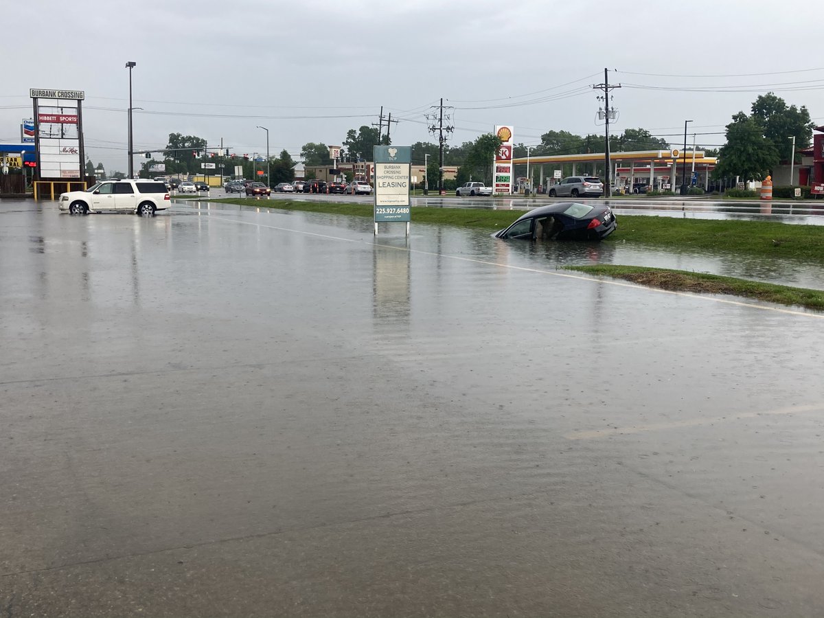 Via Jacques Doucet -- car in a ditch on Burbank near Gardere in Baton Rouge. #LAwx
