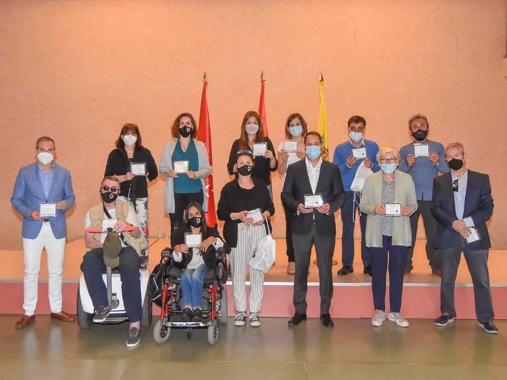 Entregamos mascarillas transparentes a ASTOR para niños con déficit auditivo y sus docentes y a la Asociación de Personas Sordas en la ciudad, en colaboración con la Asociación Mírame Torrejón, que eliminan las barreras a la comunicación. #TorrejóndeArdoz <a href="/mirametorrejo/">MirameTorrejon</a>