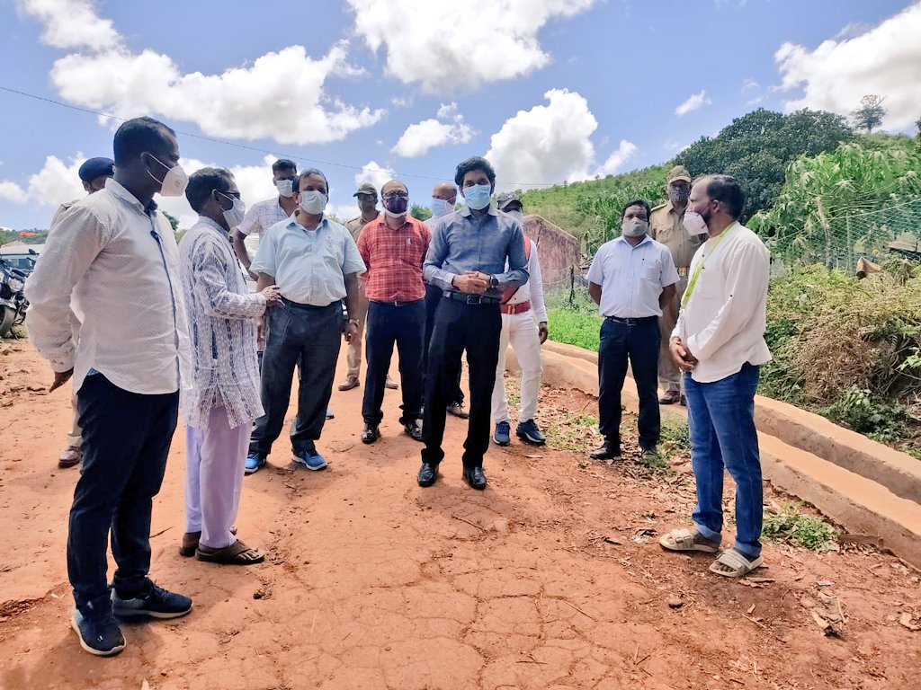 dm_malkangiri's tweet photo. Dr. Yedulla Vijay, Collector &amp; DM, Malkanagiri visited Dantipoda village today to take stock of the #Covid19 situation prevalent amongst the Bonda community. He interacted with the people &amp; made them aware of the different preventive measures. @IPR_Odisha @HFWOdisha @CMO_Odisha https://t.co/fopT8EmU7P