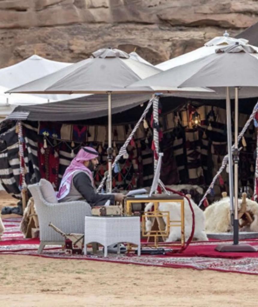SultanSKAlSaud's tweet photo. (أنا بدوي ثوبي على المتن مشقوق
ومثل الجبال السمر صبري ثباتي
ومثل النخيل اخلقت وهامتي فوق
ما اعتدت أحني قامتي الا فصلاتي
الله خلقني وكلمة الحق بوفوق
وملكت الأرض وراس مالي عصاتي) https://t.co/ANZrF0nIKw