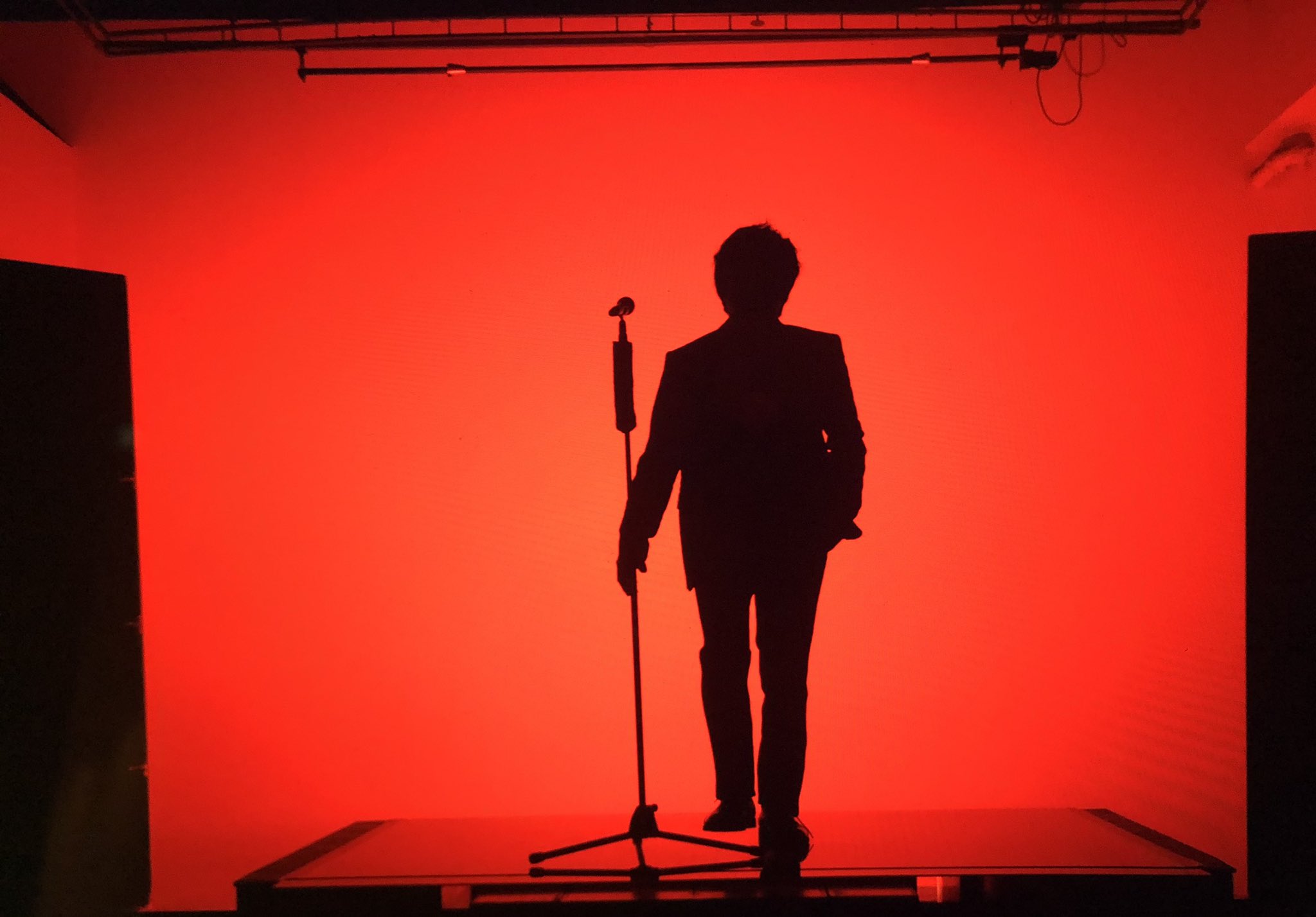 Aska Official 今日は ポスター撮影日 インスタでは茶目っ気たっぷりなaskaさんが登場しましたが こちらでは このショット シルエットだけで Aska さんって分かっちゃうのは もはや特技 岡田カメラマン 流石です Aska