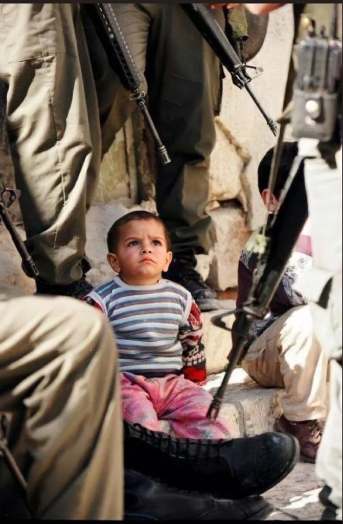 ETNBERAT's tweet image. #Oysa ki o, ellerindeki silahlardan bile daha küçüktü!

Yet he was even smaller than the guns in their hand!

#GazzaUnderAttack
#Kudüsİslamındır